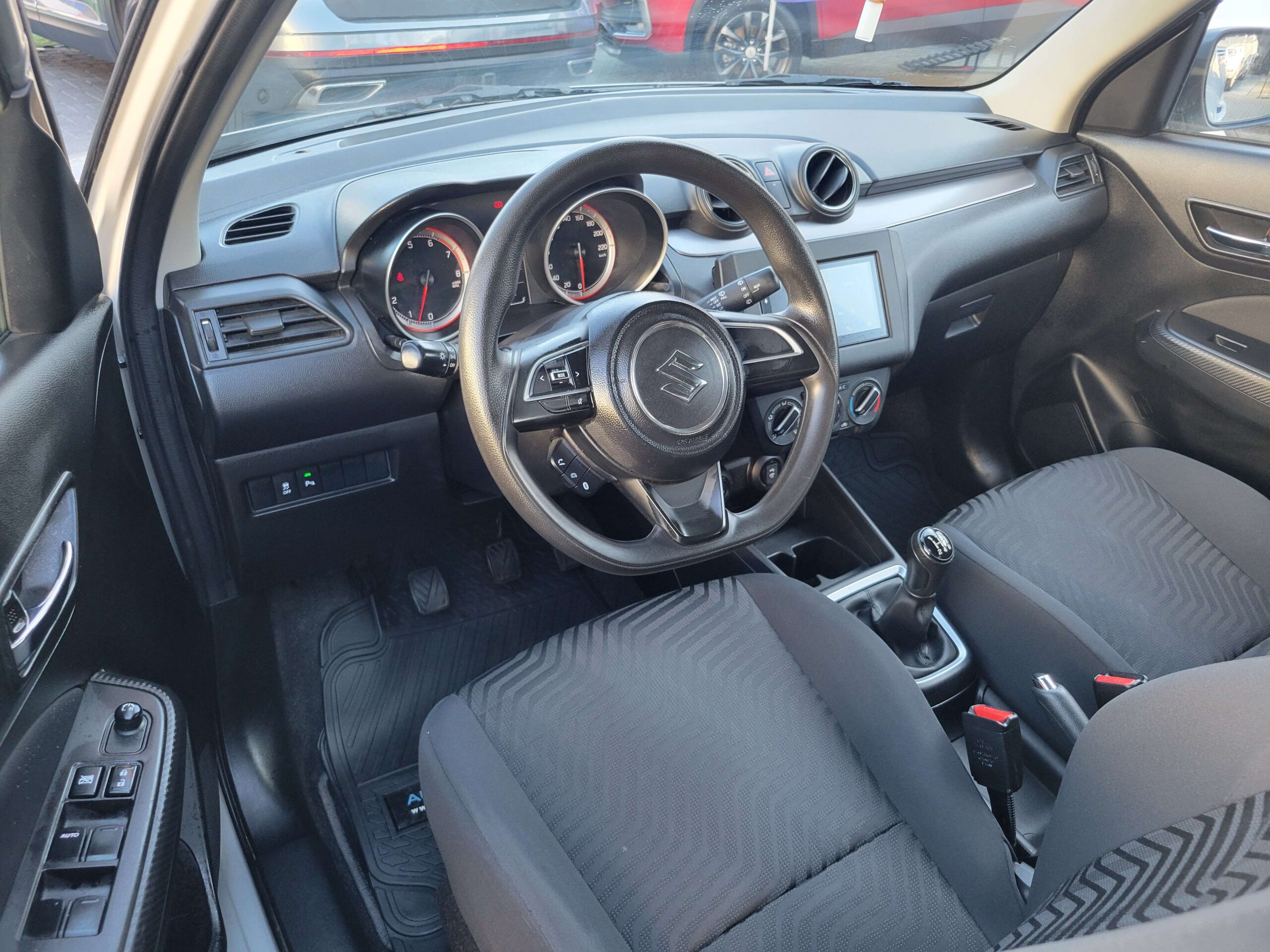 Suzuki Swift — foto 16 de 17