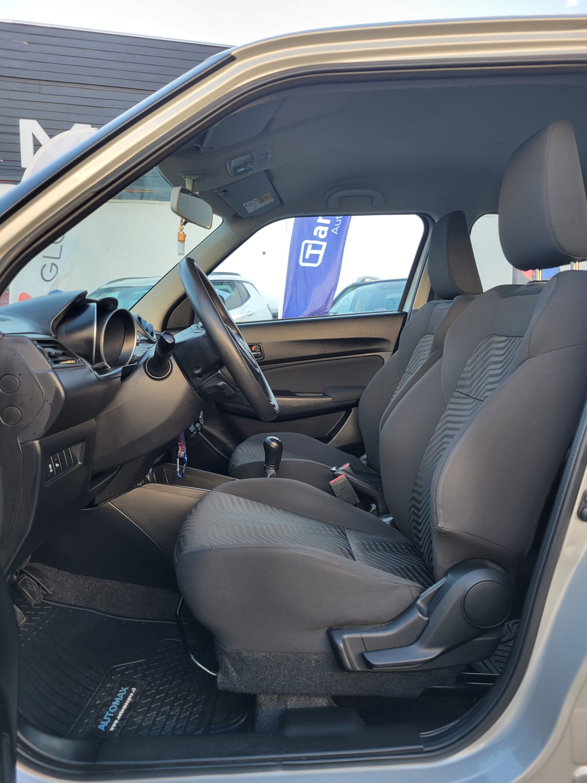 Suzuki Swift — foto 8 de 17