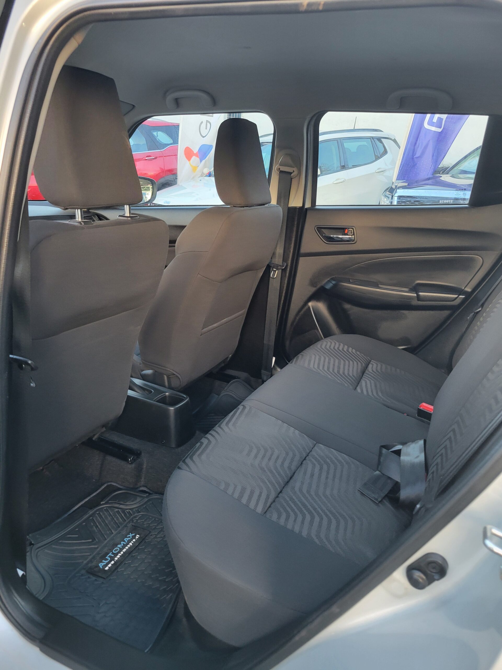 Suzuki Swift — foto 10 de 17