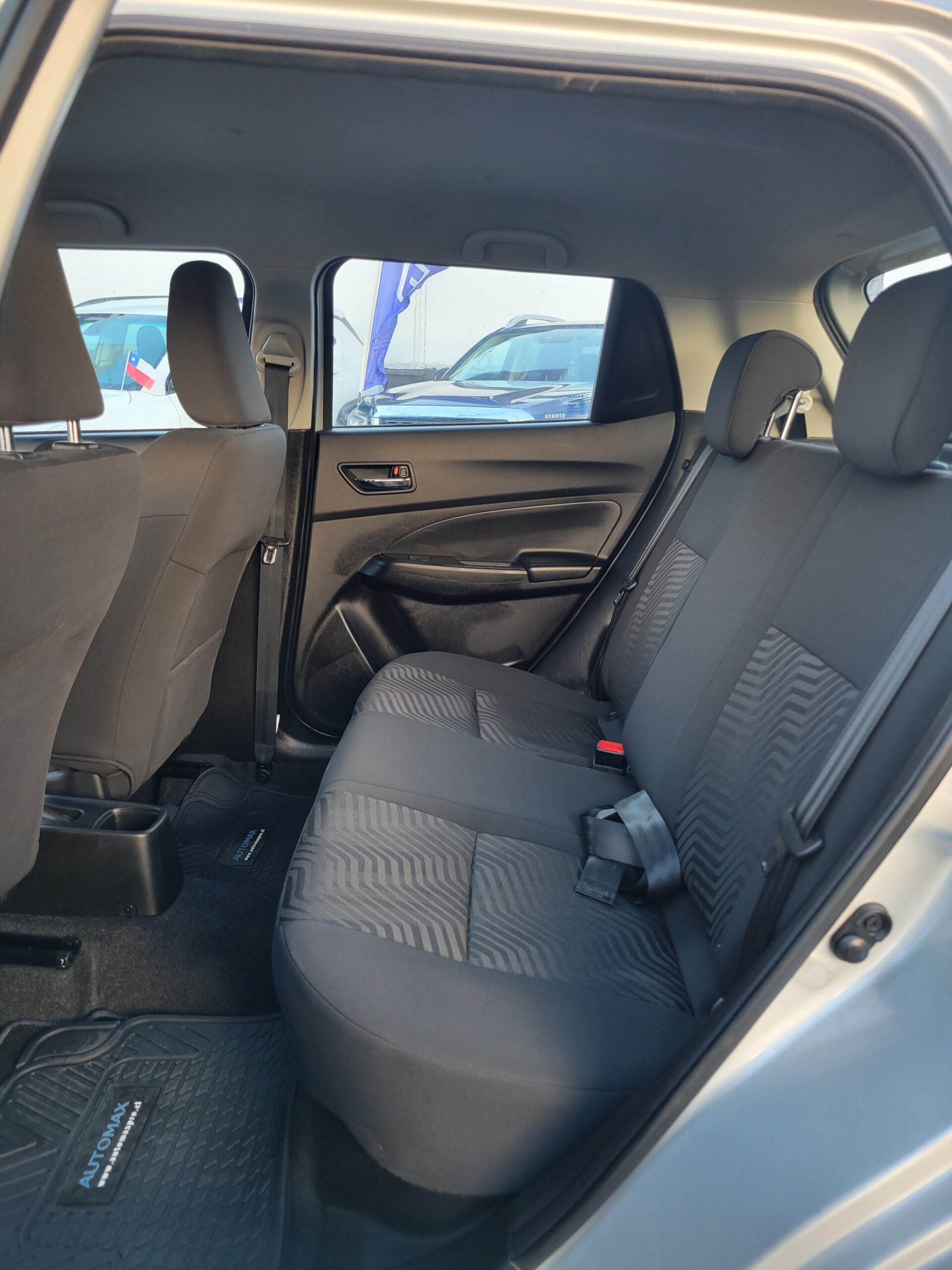 Suzuki Swift — foto 11 de 17