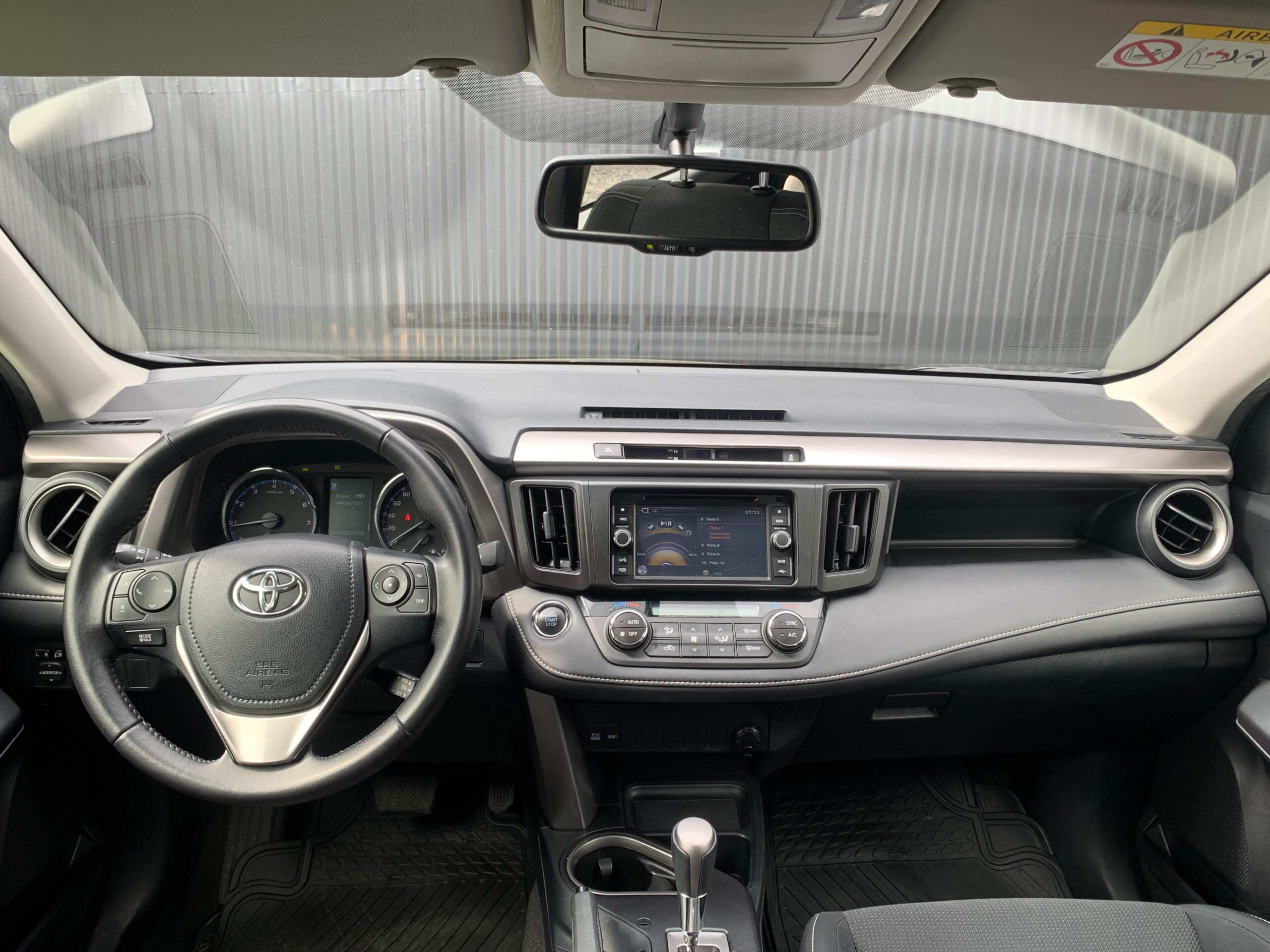 Toyota RAV4 — foto 15 de 18